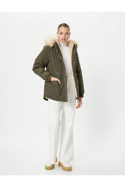 Koton Pufferjacke mit Kapuzen-Plüschdetail und elastischem Bund