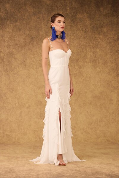 Carmen Beyaz Volanlı Yırtmaçlı Şifon Dış Çekim Elbisesi