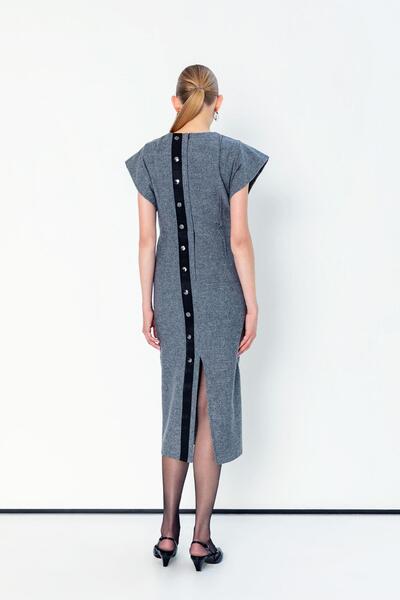 KAMEYA SIRTI DÜĞME DETAYLI ELBİSE 25W40668