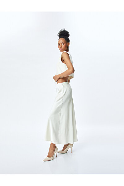 Koton تنورة ماكسي من الساتان متوسطة الارتفاع.