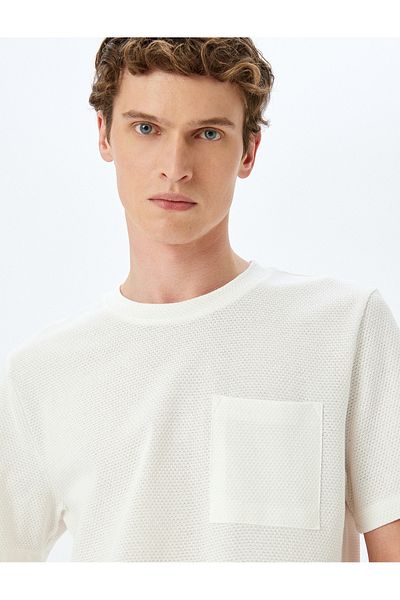 Koton New Season Crew Neck Pocket Λεπτομερές κοντομάνικο μπλουζάκι με βαμβακερή υφή κανονική εφαρμογή