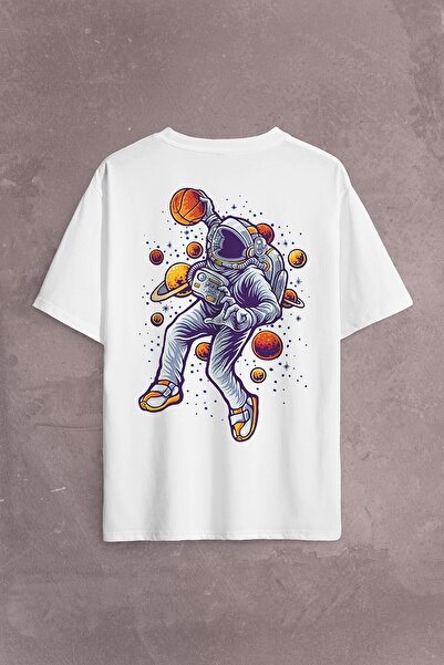Kendim Seçtim Astronaut igra košarku pored planete Saturn u svemiru, prednja ...