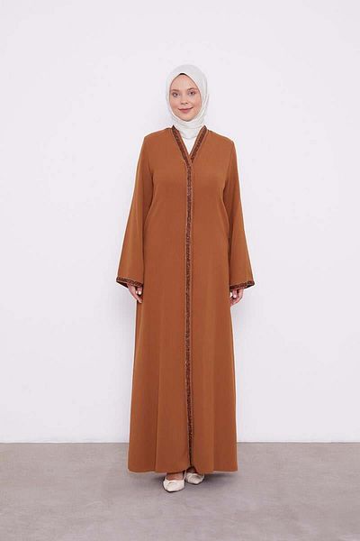 Levidor Camel μπροστά με πέτρες Ferace