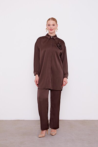 Levidor طقم مزدوج من الساتان مع بروش وردة بنية