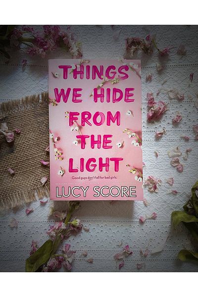 Penguin Books Lucy Score - Things We Hide from the Light (Knockemout Series, 2)