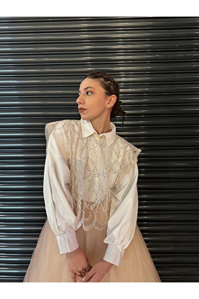 Pastelist. Kasnak işlemeli transparan dantel bluz