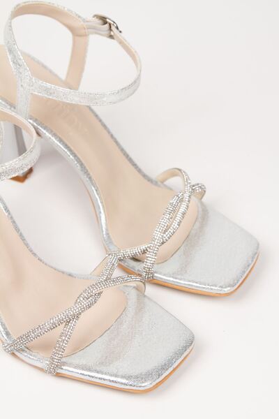 derithy Ορθοπεδικά πέδιλα με λεπτό τακούνι - Ασημένια σατέν καλοκαιρινά παπούτσια με ραβδώσεις και λεπτομέρεια από στρας - VTR0345