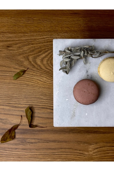 Decology Home Natural Marble Rectangular Presentation Stand, Marble Cake Cake Stand, Wooden Leg Cake Stand