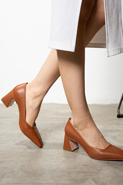 EMIENZA Rubi Köşeli Kalıp Kalın Topuk Vegan Deri Ayakkabı