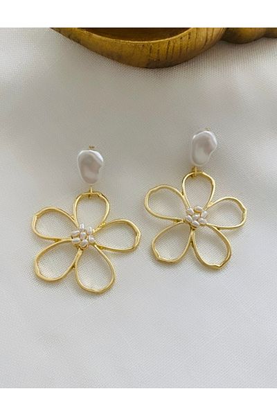 VNS Accessories Baroque Pearl Detail Flower Earrings (6 cm)
