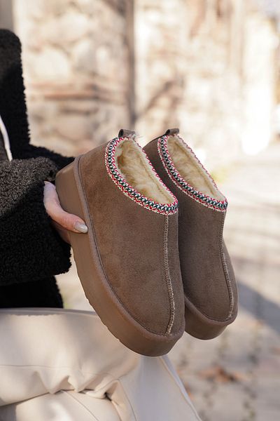 Capone Outfitters Damen-Hausschuhe aus Lammfell mit dicker Sohle und runder Zehenpartie