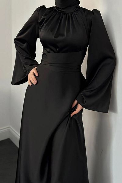 Tesettür Diyarı Rochie de seara din satin cu maneca spaniola cu detaliu la talie - neagra