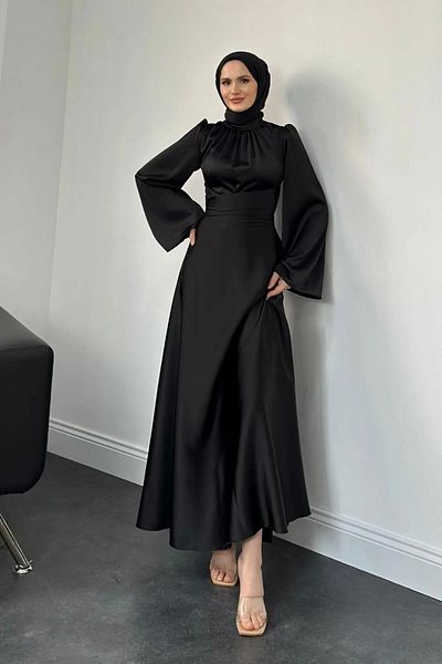 Tesettür Diyarı Rochie de seara din satin cu maneca spaniola cu detaliu la talie - neagra