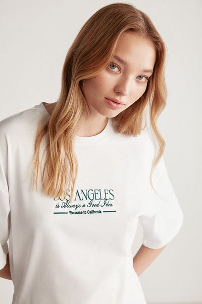 GRIMELANGE Dámské tričko s motivem města Janna vpředu a vzadu Detailní oversize Fit Crew Výstřih Bílá / Zelená