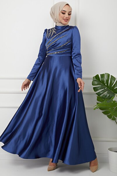 Olcay Szatén estélyi ruha fodros és kőrészlettel az elején INDİGO 1596