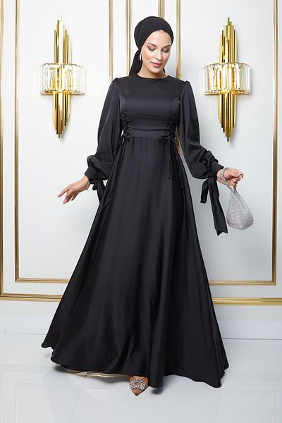 Olcay Schwarzes Hijab-Abendkleid – Spitzendetails und Ärmel zum Binden, ausgestellt 1673