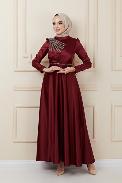 Olcay Szatén estélyi ruha redőzéssel és gyöngyökkel az elején Claret Red 1624