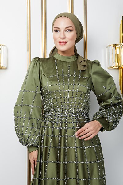 Olcay Jasnozielona satynowa sukienka wieczorowa typu hidżab z kamieniami i cekinami, rozkloszowany krój 1675