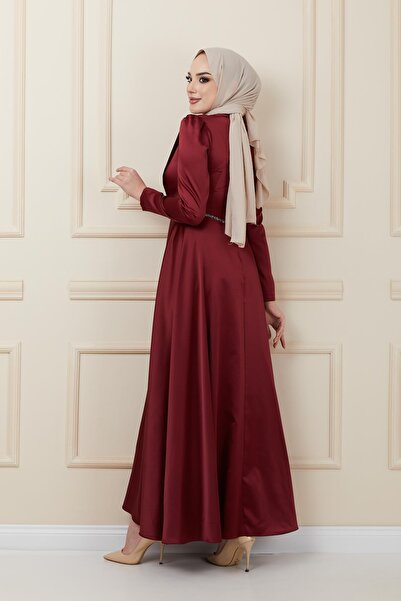 Olcay Szatén estélyi ruha redőzéssel és gyöngyökkel az elején Claret Red 1624