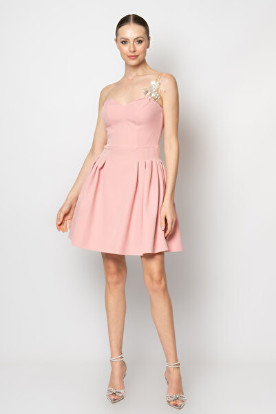 RENGIN Tek omzu metal çiçek aksesuarlı prenses yaka krep abiye elbise