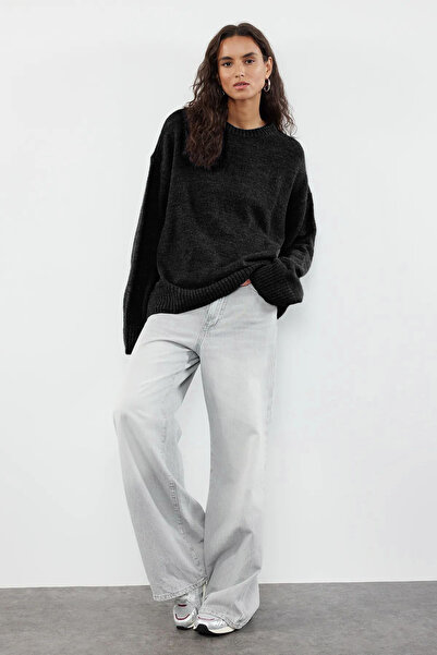 Trendyol Collection Schwarzer, locker geschnittener Strickpullover mit weicher Textur TWOAW25KZ00168
