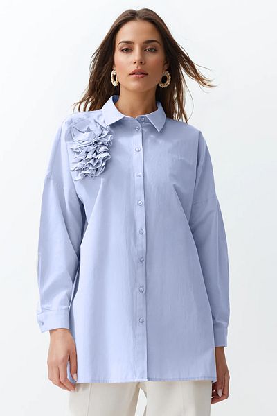 Trendyol Modest Hellblaues, mit Blumen verziertes, detailliertes, gewebtes Baumwollhemd TCTSS24TG00030