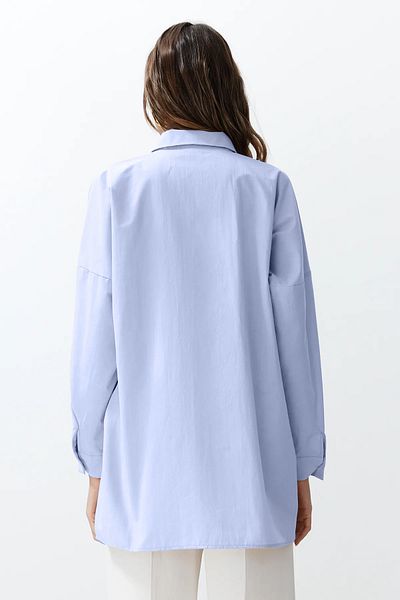 Trendyol Modest Hellblaues, mit Blumen verziertes, detailliertes, gewebtes Baumwollhemd TCTSS24TG00030