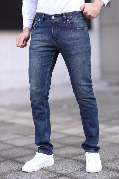 Trendyol Collection Dunkelblaue, reguläre Jeans-Jeanshose aus dehnbarem Stoff TMNSS25JE00001