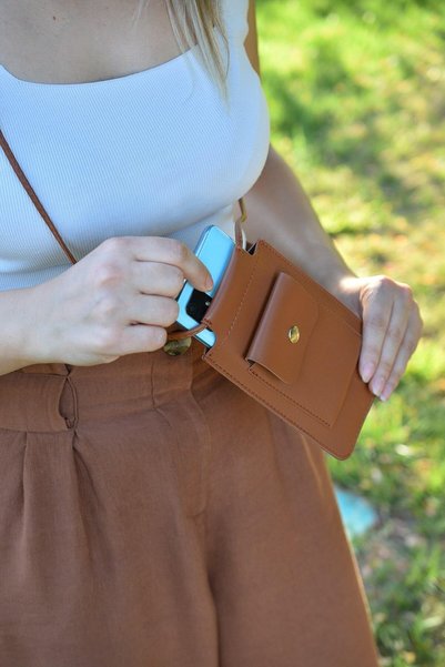 DK LEATHER حقيبة هاتف نسائية بنية صغيرة مع حزام كتف للمشي لمسافات طويلة مع حجرة للبطاقات