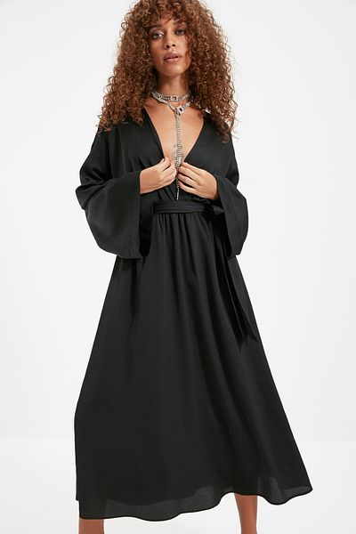 Trendyol Collection Schwarzes, zweireihiges, stilvolles Midi-Abendkleid aus Satin mit A-Linien-Schärpe TPRAW22EL1412