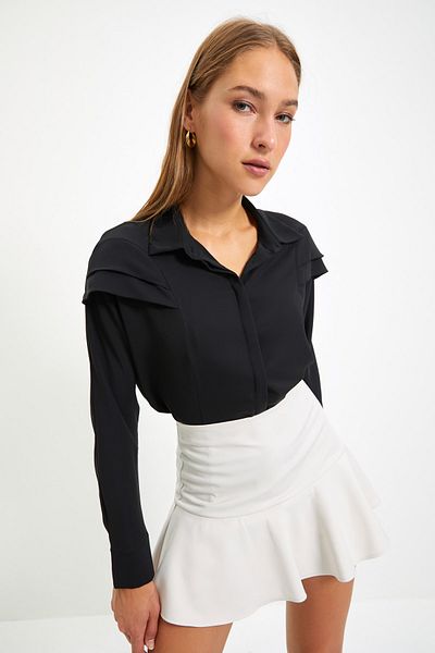 Trendyol Collection Czarna tkana koszula z falbanką na ramionach TWOAW22GO0375