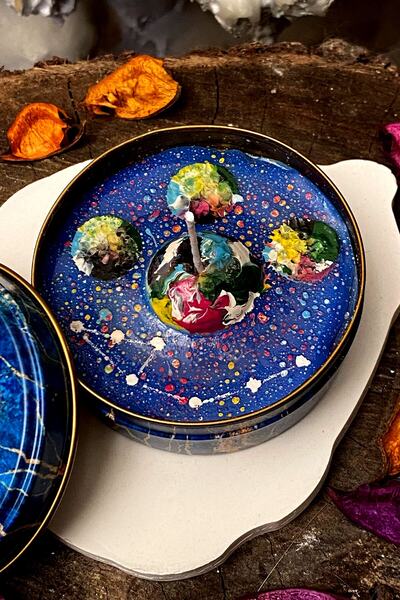 FANTASTİK SANAT ATÖLYESİ Dekoratif Hediyelik Kapaklı Metal Kutuda Astroloji Mum - Sandal Ağacı Kokulu Soya Wax - 7,5 Cm