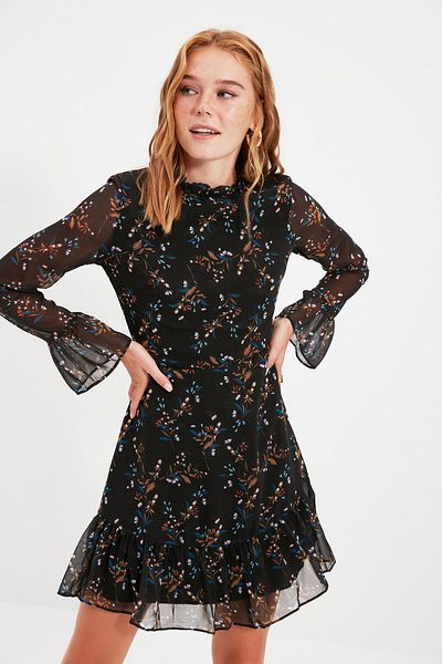 Trendyol Collection Schwarzes Webkleid mit hohem Kragen TCLAW19LJ0076