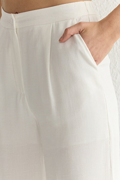 Trendyol Collection Pantaloni țesuți cu picior lat/picior lat cu aspect de in alb TWOSS25PL00020