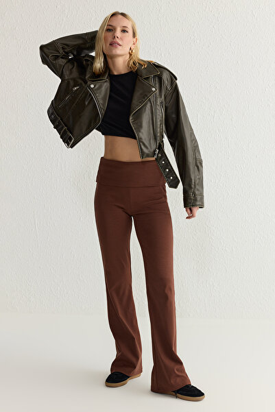 Trendyol Collection Hnědá světlice/španělská noha Detail pasu Pružné kalhoty se zámkem Twoaw25Pl00005