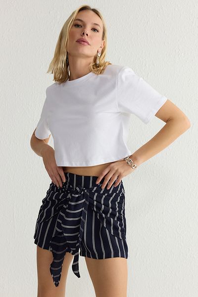 Trendyol Collection Marineblaue Mini-Streifen-Webshorts mit Kordelzug vorne und Bermuda TWOSS25SR00028