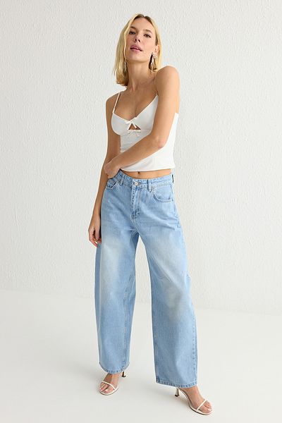 Trendyol Collection Λευκή υφαντή μπλούζα με λουράκι V-λαιμόκοψης TWOSS25BZ00106