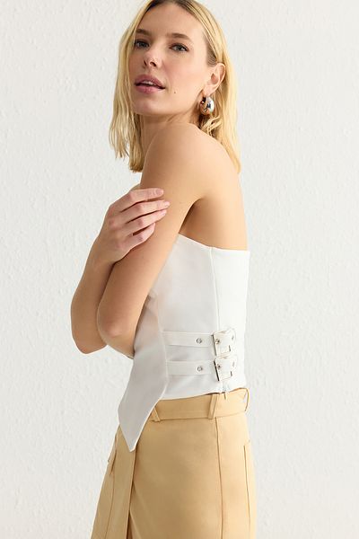 Trendyol Collection Trägerlose, weiße, gewebte Bluse mit Gürtelschnalle – TWOSS24BZ00349