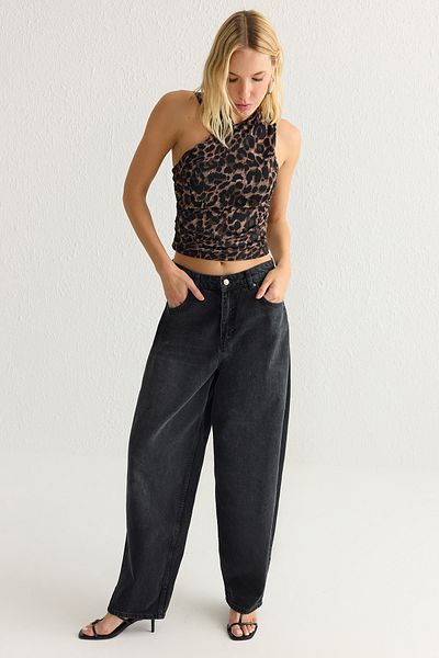 Trendyol Collection Mehrfarbige, asymmetrische, figurbetonte, dehnbare Strickbluse mit Revers TWOSS25BZ00017