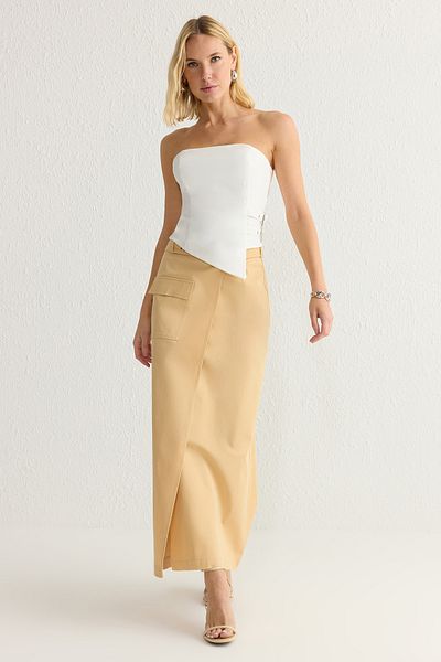 Trendyol Collection Trägerlose, weiße, gewebte Bluse mit Gürtelschnalle – TWOSS24BZ00349
