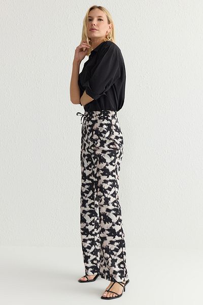 Trendyol Collection Schwarze Hose mit weitem Bein und Batikmuster – elastische Taille TWOSS25PL00005