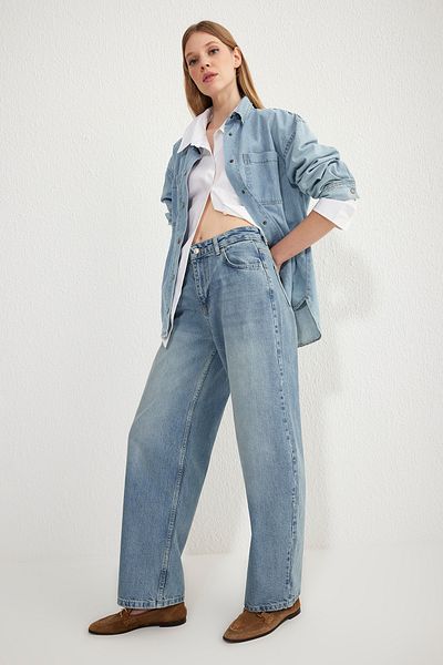 Trendyol Collection Blaue Baggy-Jeans mit hoher Taille und Barrel TWOSS25JE00085