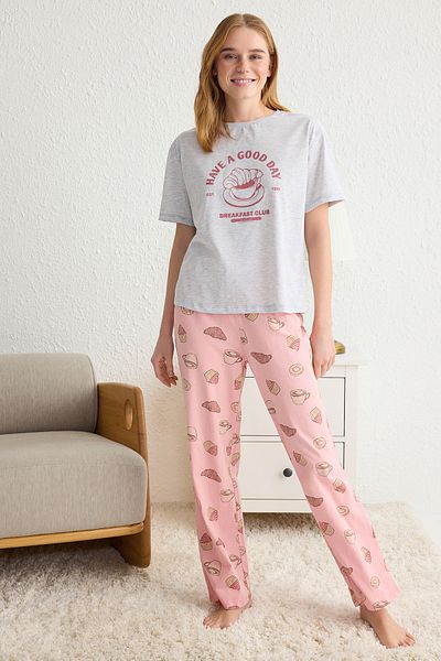Trendyol Collection Gestricktes Pyjama-Set aus 100 % Baumwolle mit grauem Slogan-Print – THMSS25PT00162