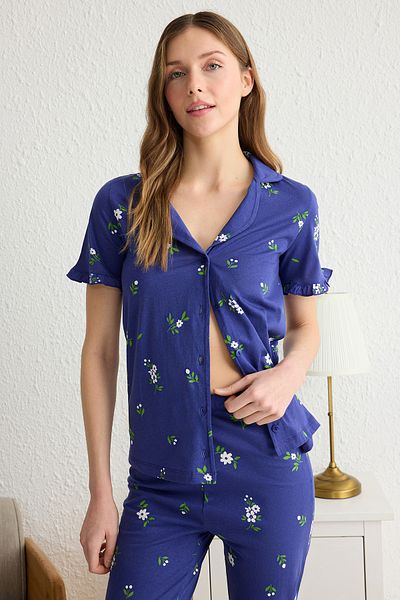 Trendyol Collection Σετ πιτζάμες από 100% βαμβακερό Navy Blue Floral Print - Λεπτομέρεια βολάν THMSS24PT00227