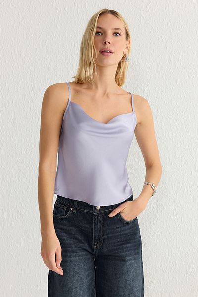 Trendyol Collection Fliederfarbene, schmal geschnittene, dünne Bluse aus Satin mit Degaje-Ausschnitt TWOSS19BB0161