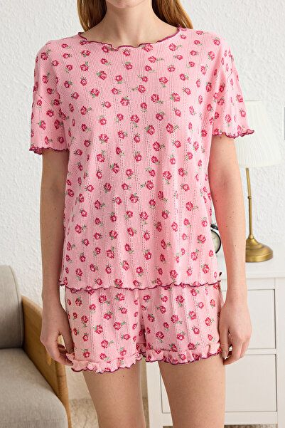 Trendyol Collection Gestricktes Pyjama-Set mit rosafarbenen Blumenrüschen, durchbrochenen/lochigen Shorts THMSS25PT00010