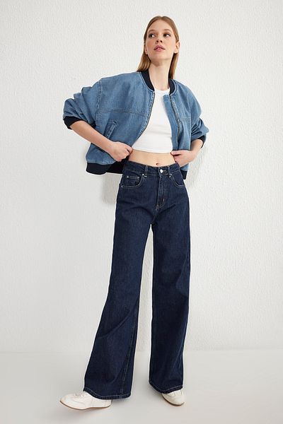 Trendyol Collection Dunkelblaue Jeans mit normaler Taille und weitem Bein TWOSS25JE00053