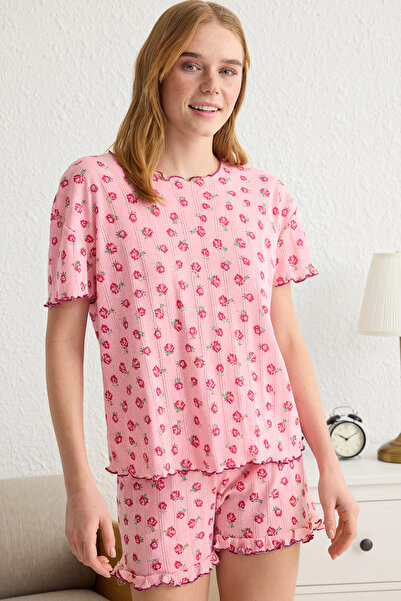 Trendyol Collection Gestricktes Pyjama-Set mit rosafarbenen Blumenrüschen, durchbrochenen/lochigen Shorts THMSS25PT00010