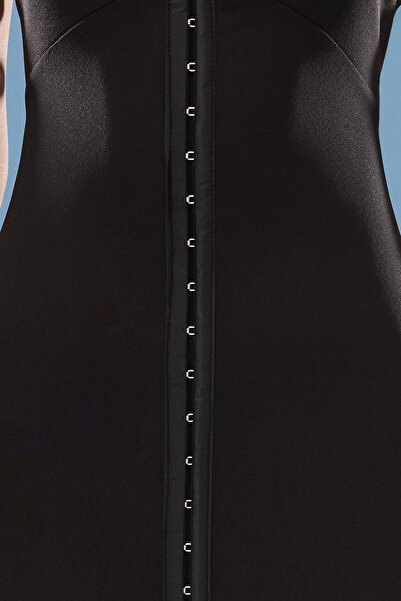 Trendyol Collection Μαύρο υφαντό φόρεμα με λεπτομέρεια TPRSS25EL00060