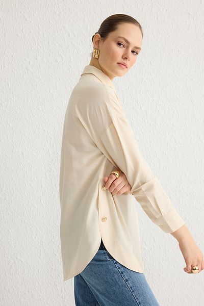 Trendyol Modest Beigefarbenes, mit Knöpfen verziertes, gewebtes Baumwollhemd TCTSS24TG00054